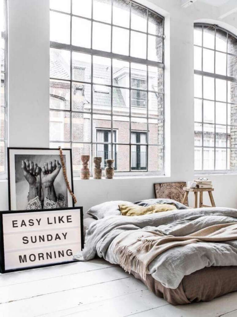 19. Decora&ccedil;&atilde;o estilo industrial para quarto com amplas janelas &ndash; Foto: Neu dekoration stile