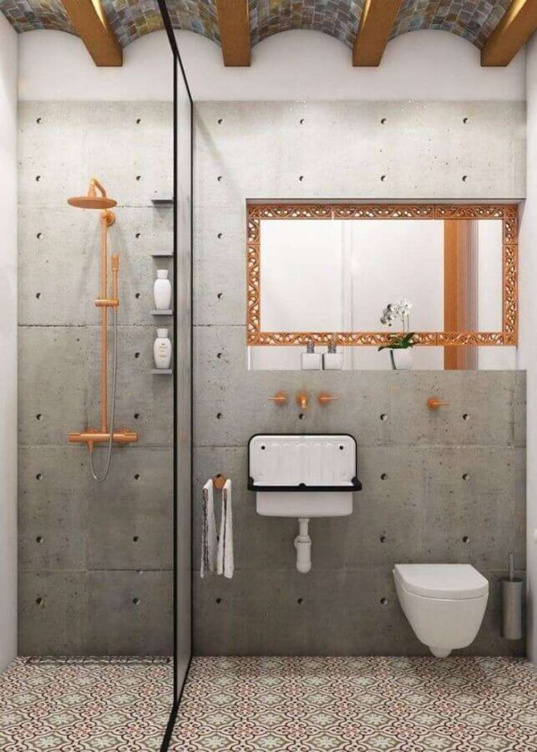 26. Decoração industrial para banheiro com cimento queimado e detalhes na cor cobre – Foto: INKREACJE