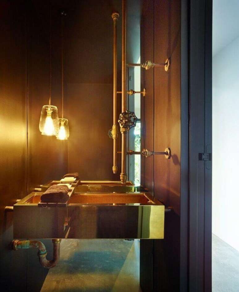 27. Banheiro com decora&ccedil;&atilde;o estilo industrial com tubula&ccedil;&atilde;o aparente e pendente minimalista &ndash; Foto: JBS Building & Development