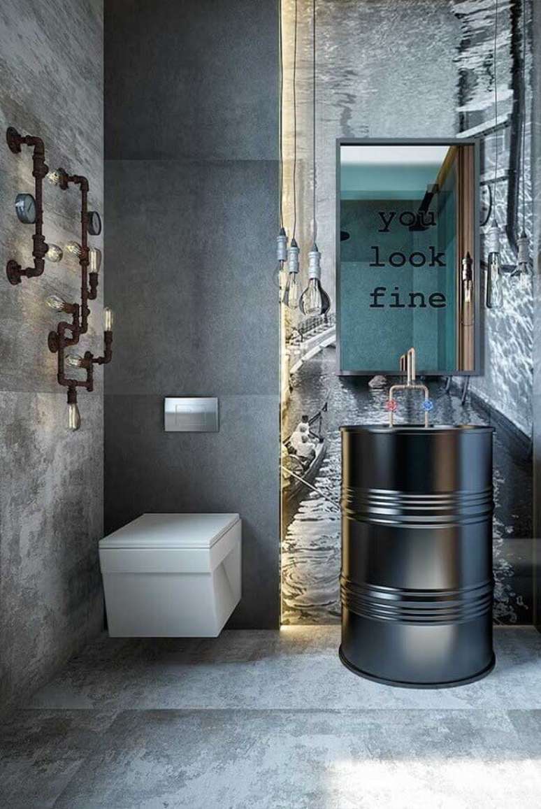 36. Decoração industrial para banheiro todo cinza com tonel no lugar da pia e tubulação aparente – Foto: Wood Save