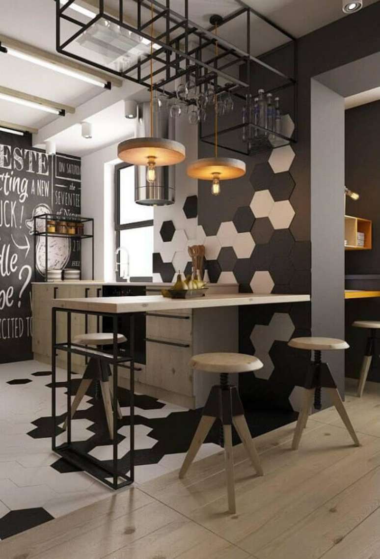 40. O revestimento hexagonal deu um toque interessante na decoração industrial para cozinha com bancada de madeira – Foto: Trendecora