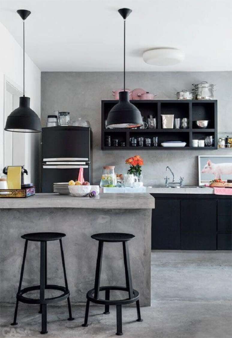 41. Cimento queimado e armários pretos para decoração industrial de cozinha – Foto: Blog da Kêmilly