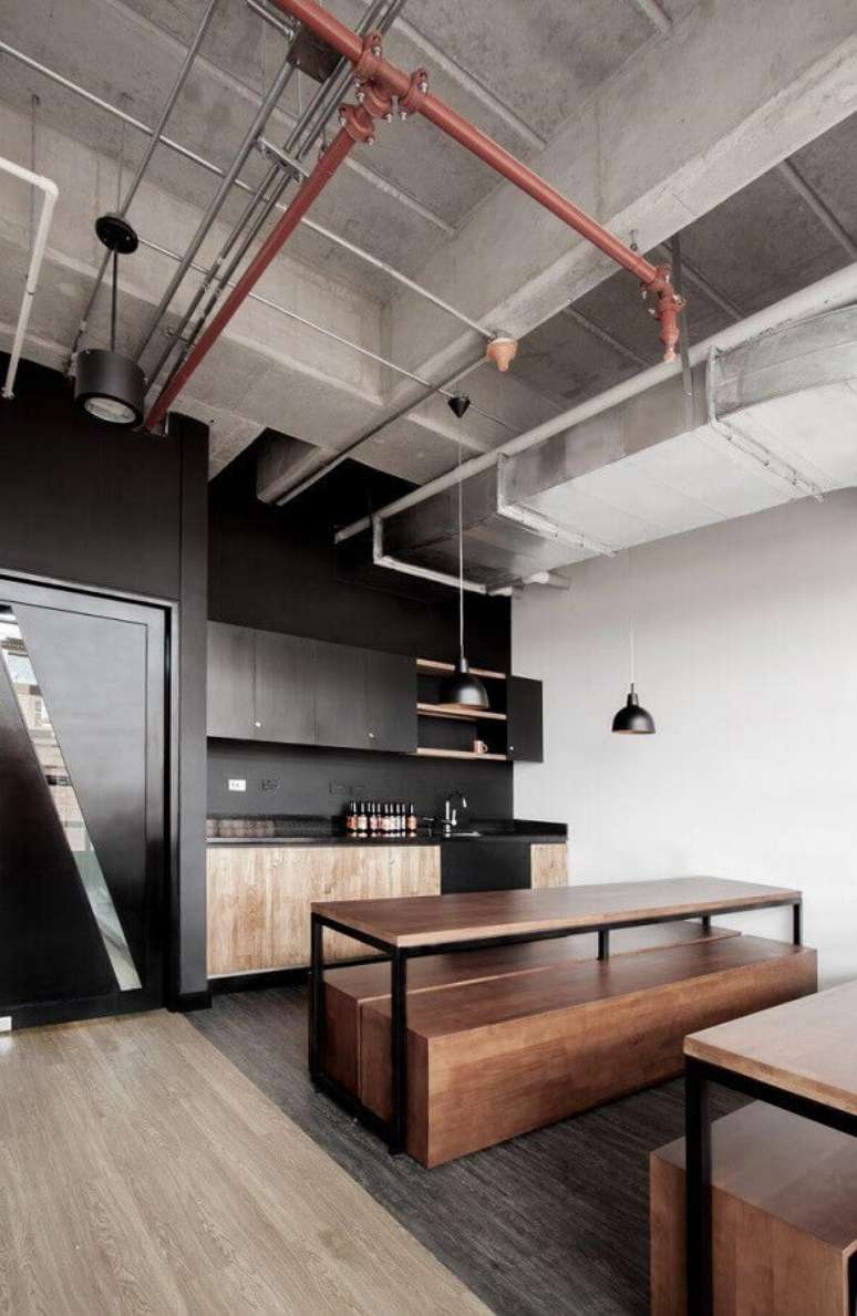 42. Decoração industrial para cozinha preta com detalhes em madeira – Foto: Neu dekoration stile