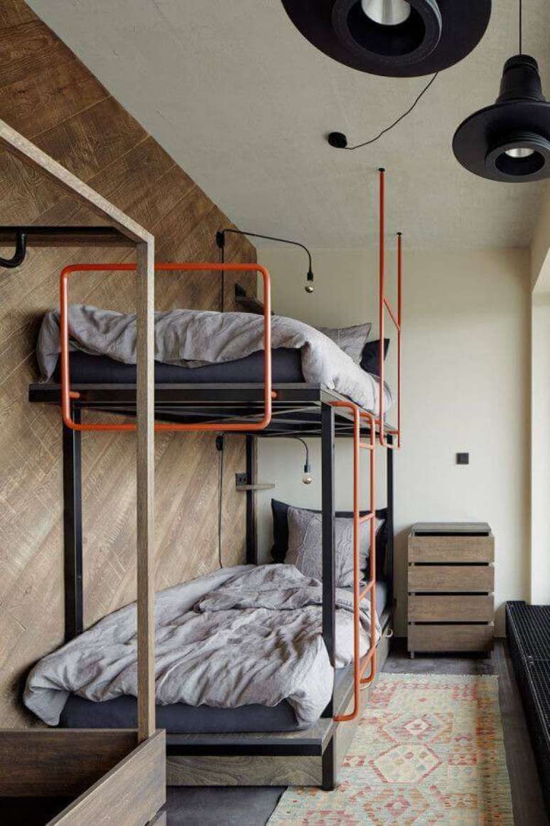 46. Decoração industrial para quarto de solteiro com detalhes em laranja – Foto: Pinterest