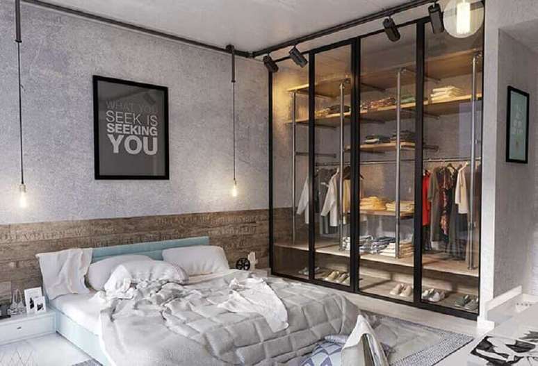 47. Decoração industrial quarto de casal com closet de vidro com prateleiras de madeira – Foto: Vidral Distribuidora