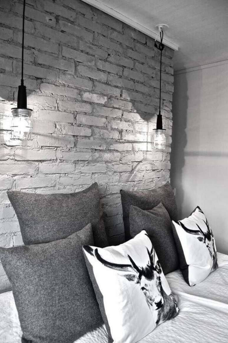 49. Decoração estilo industrial para quarto com parede de tijolinho cinza – Foto: Pinterest