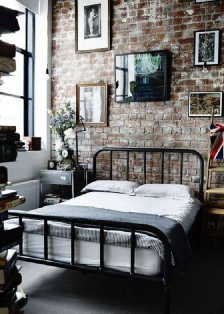 50. Decoração industrial quarto com cama de ferro e parede de tijolinho – Foto: We Heart It