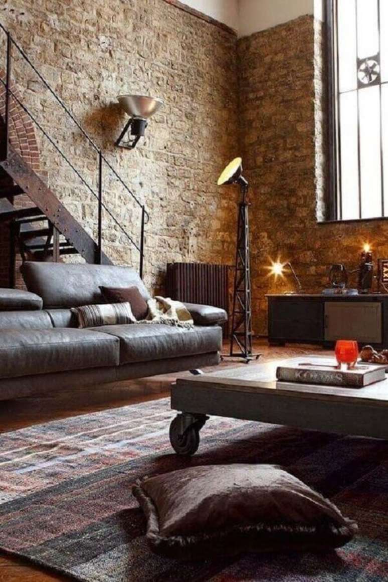 56. Decoração industrial para sala com revestimento de pedra e sofá rústico – Foto: Home Decor Ideas