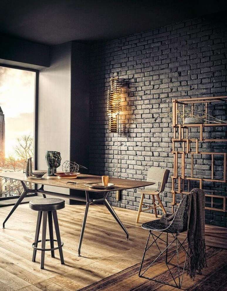 58. Decoração industrial para sala de jantar com parede de tijolinho pintada de preta – Foto: Behance