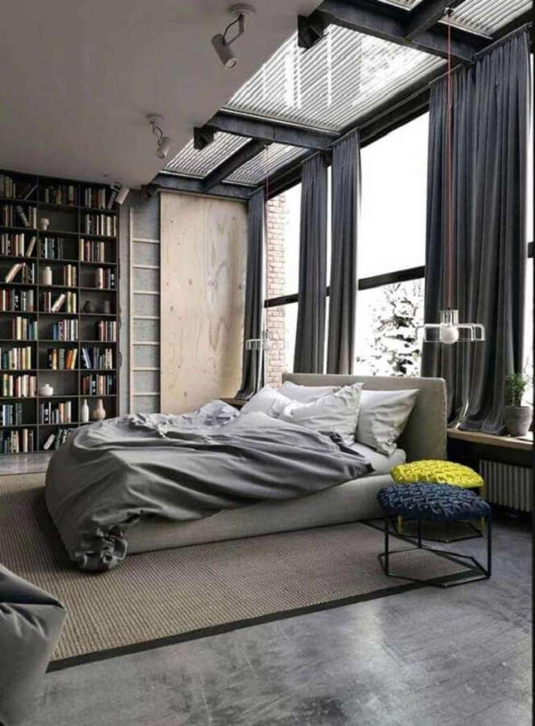 61. Decoração industrial para quarto com prateleira de livros – Foto: Lagom Studio