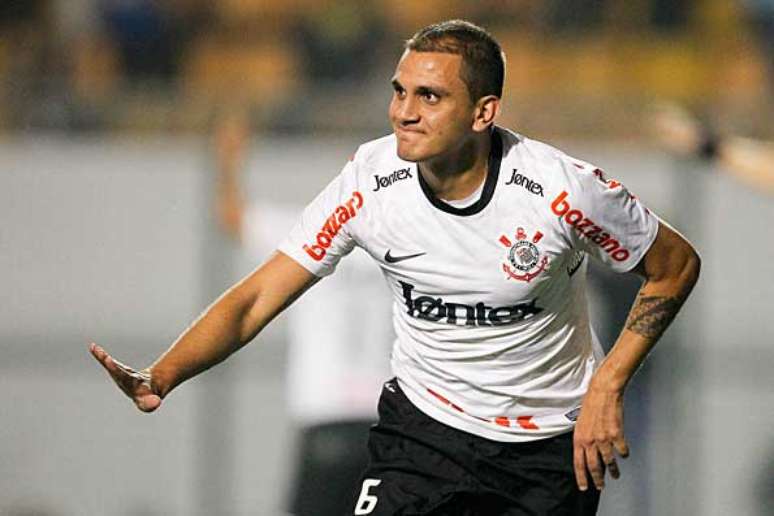 Fábio Santos comemora gol marcado sobre Emelec nas oitavas de final da Libertadores de 2012 (Foto: Fernando Dantas/Gazeta Press)