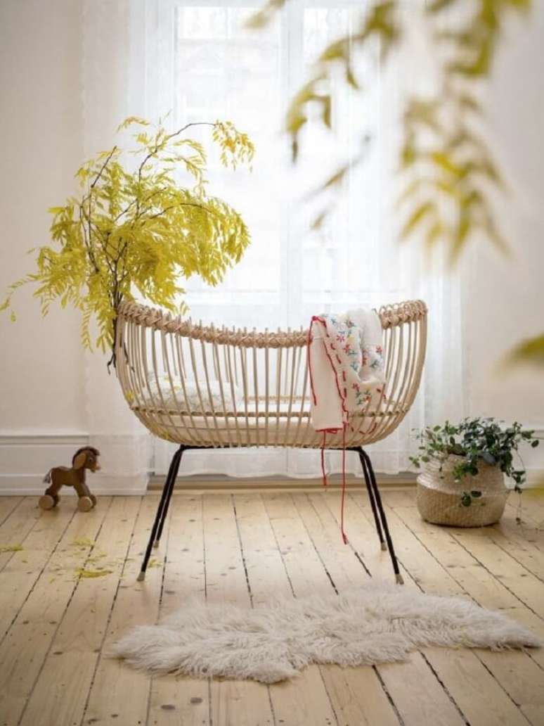 28. Decora&ccedil;&atilde;o de quarto de beb&ecirc; com ber&ccedil;o de vime branco. Fonte: Pinterest