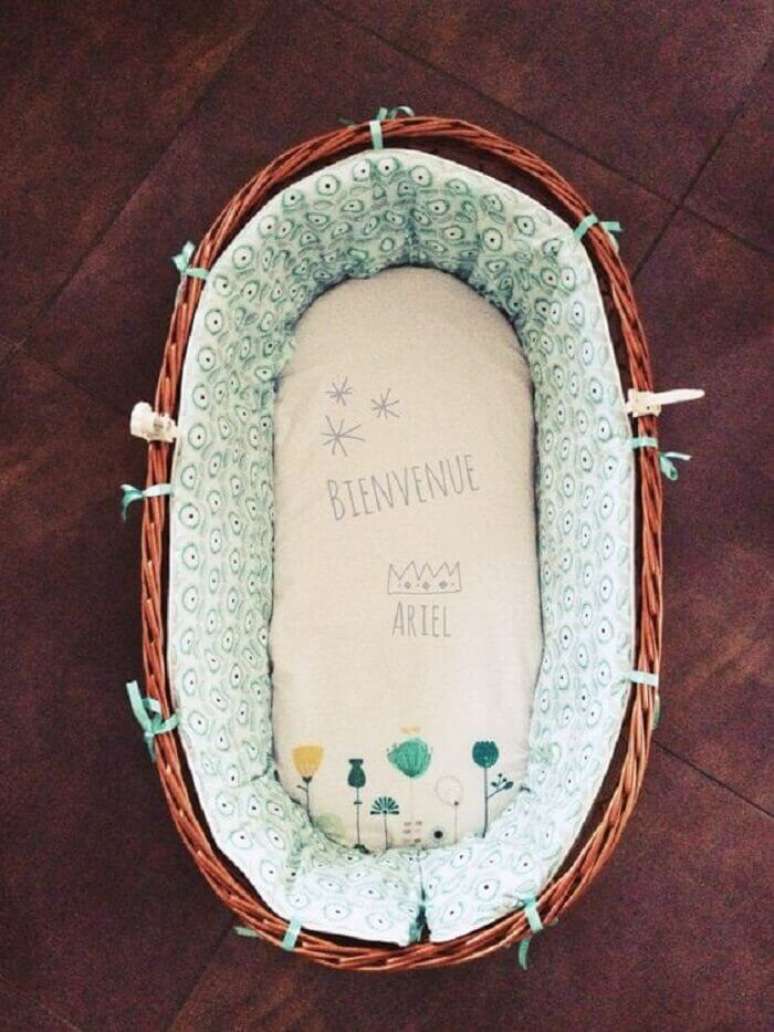 37. Protetor de ber&ccedil;o de vime com decora&ccedil;&atilde;o personalizada. Fonte: Pinterest