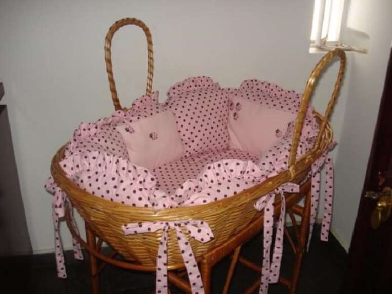 38. Protetor de ber&ccedil;o de vime em tons de rosa. Fonte: Pinterest