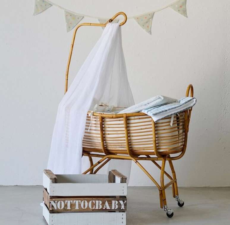 48. Quarto de beb&ecirc; r&uacute;stico conta com a presen&ccedil;a de um ber&ccedil;o de vime. Fonte: Decora&ccedil;&atilde;o pra Casa