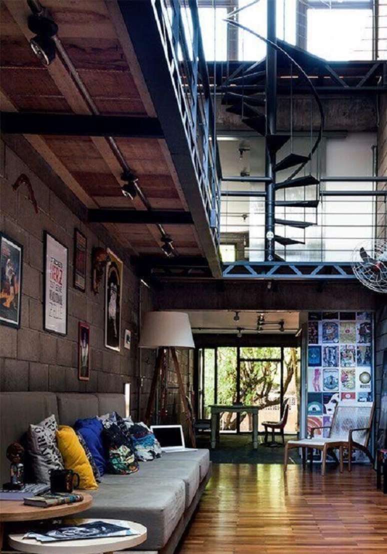 73. Sala ampla com mezanino e decoração estilo industrial – Foto: Neu dekoration stile