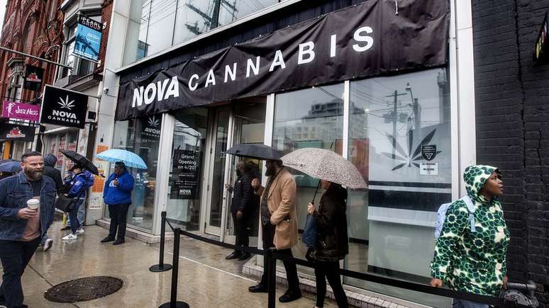 Pessoas fazem fila na abertura de uma loja de cannabis legalizada em Toronto, promessa da campanha passada de Trudeau