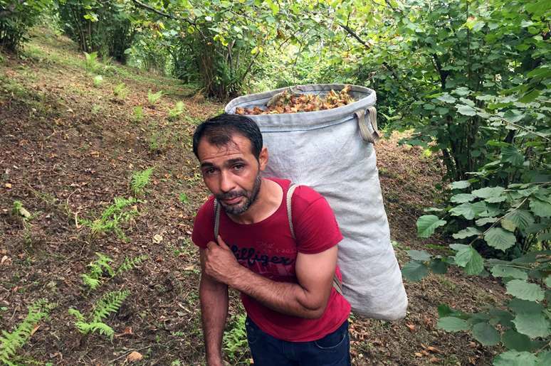 Mehmet Kelekci com um saco de avelãs