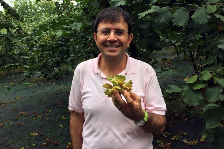 Gokhan Arikoglu com um cacho de dez avelãs