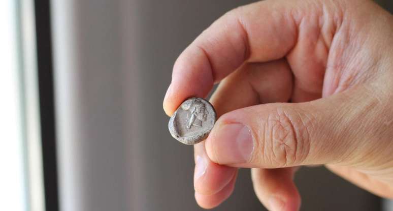 Korka e sua equipe descobriram um grande número de moedas em Tenea, além de vasos, lanternas e ferramentas