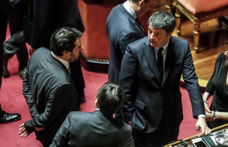 Salvini e Renzi conversam durante sessão no Senado