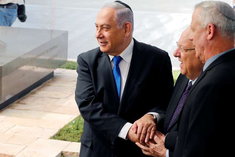 Premiê de Israel, Benjamin Netanyahu, presidente do país, Reuven Rivlin, e líder do partido Azul e Branco, Benny Gantz, durante cerimônia em homenagem ao ex-presidente Shimon Peres, em Jerusalém
19/09/2019
REUTERS/Ronen Zvulun