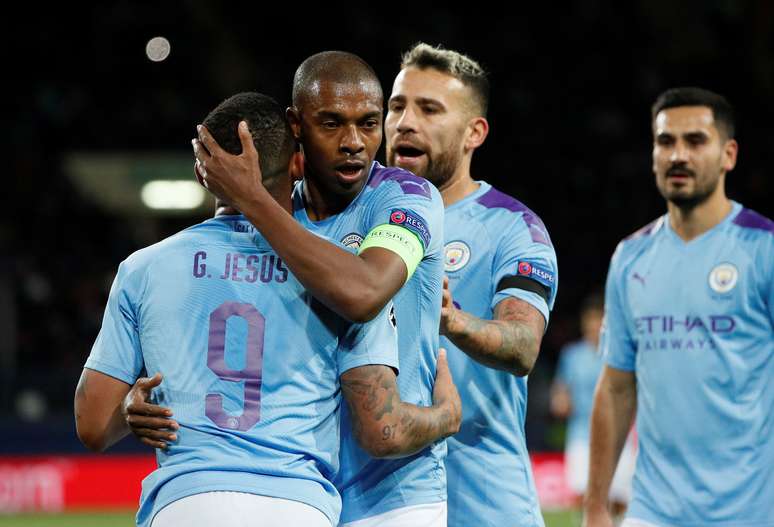 Fernandinho abraça Gabriel Jesus após atacante marcar gol em vitória do Manchester City contra o Shakhtar, em 2019
18/09/2019
REUTERS/Gleb Garanich