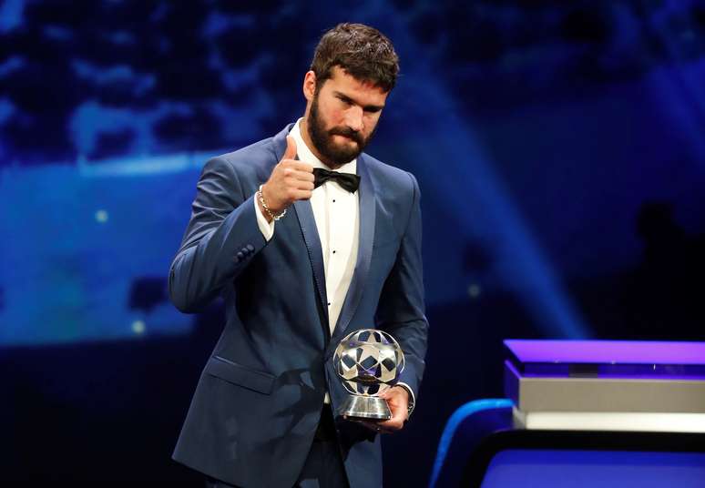 Goleiro brasileiro Alisson recebe pr&ecirc;mio de melhor goleiro da temporada entregue pela Uefa
29/08/2019
REUTERS/Eric Gaillard