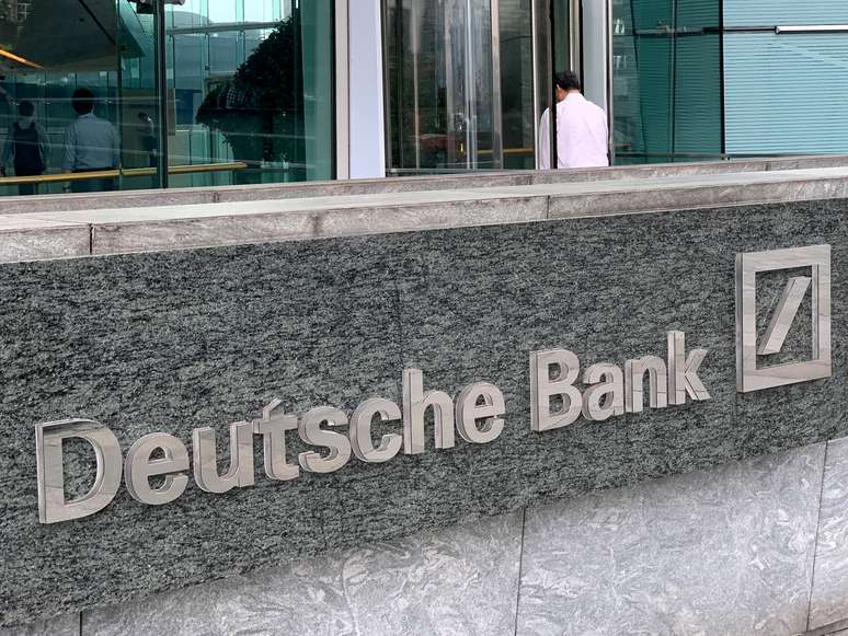 Logotipo do Deutsche bank é visto em Hong Kong. 8/7/2019. REUTERS/Tyrone Siu