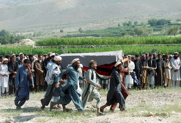 Homens carregam caixão de uma das vítimas de ataque com drone em Khogyani, na província de Nangarhar, no Afeganistão
19/09/2019
REUTERS/Parwiz