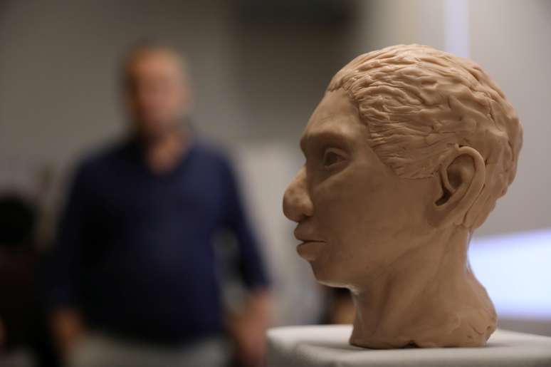 Reconstrução artística da cabeça de humana pré-histórica, apresentada por equipe da Universidade Hebraica, em Jerusalém
19/09/2019
REUTERS/Ammar Awad