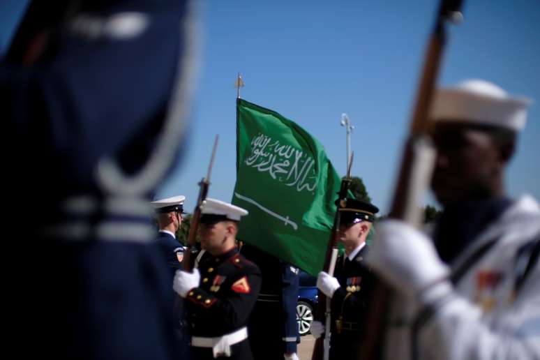 Bandeira da Arábia Saudita em meio a militares norte-americanos 
29/08/2019
REUTERS/James Lawler Duggan