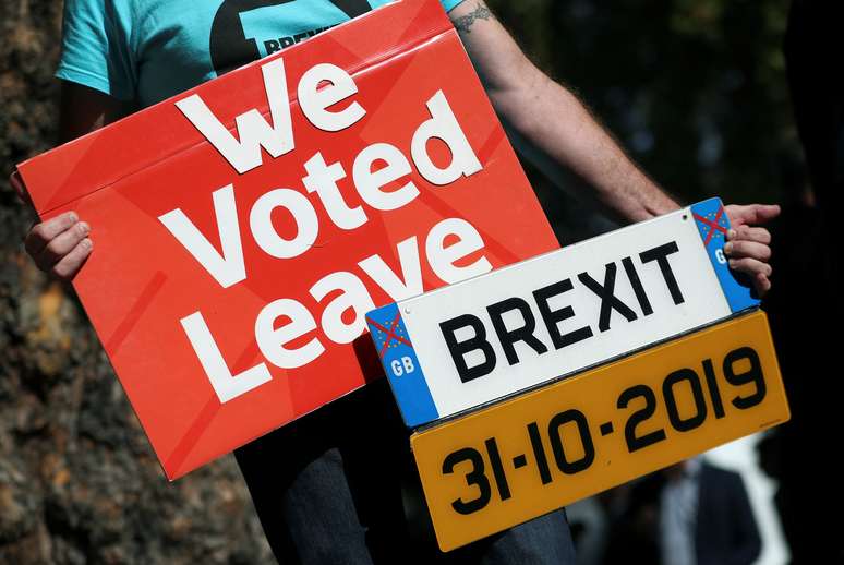 Manifestantes pro-Brexit protestam em frente à Suprema Corte, em Londres. 19/9/2019.  REUTERS/Hannah McKay 