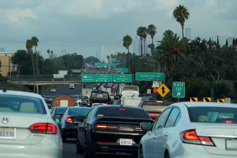 Tráfego de veícunos numa rodovia em Los Angeles, Califórnia. 19/9/2019.    REUTERS/Mike Blake 