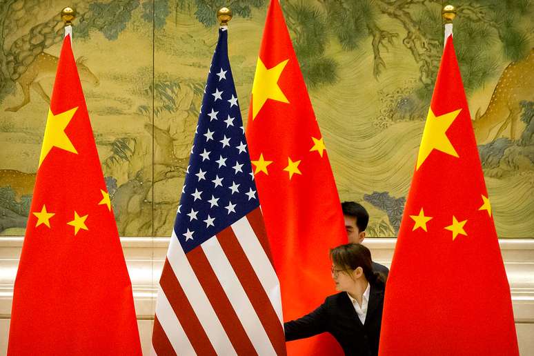 Funcionários do governo chinês ajustam bandeiras antes de sessão de negociação entre EUA e China em Pequim
14/02/2019
Mark Schiefelbein/Pool via REUTERS