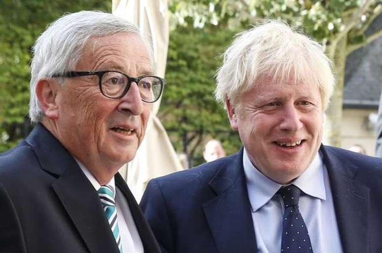 Boris Johnson (esquerda) com o presidente da Comissão Europeia, Jean-Claude Juncker