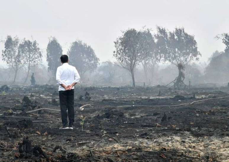 Joko Widodo, presidente da Indonésia, inspeciona floresta queimada na província de Riau