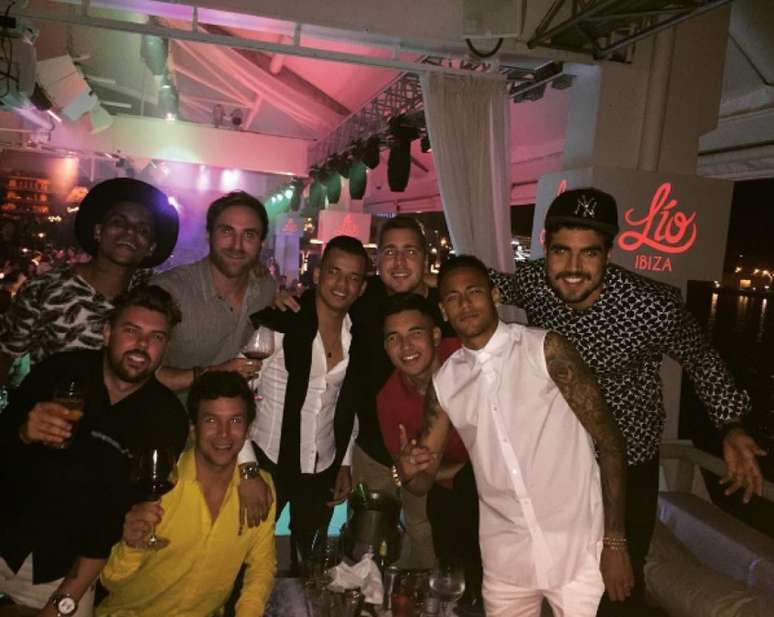 Neymar e amigos nas férias, junto com o ator Caio Castro (Foto: Reprodução)