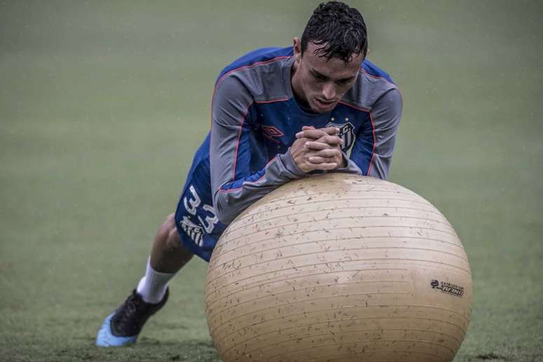 Pituca não trabalhou com os companheiros no gramado (Foto: Ivan Storti/Santos)