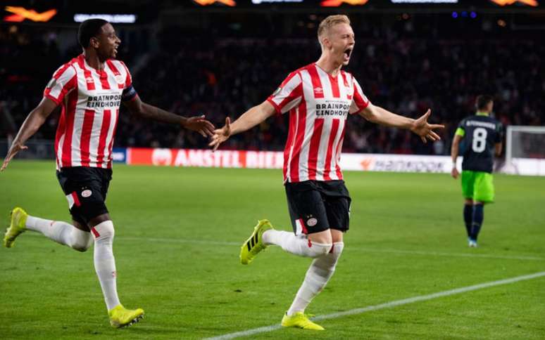 Baumgartl comemora o segundo gol do PSV na vitória holandesa por 3 a 2 (Foto: OLAF KRAAK / ANP / AFP)