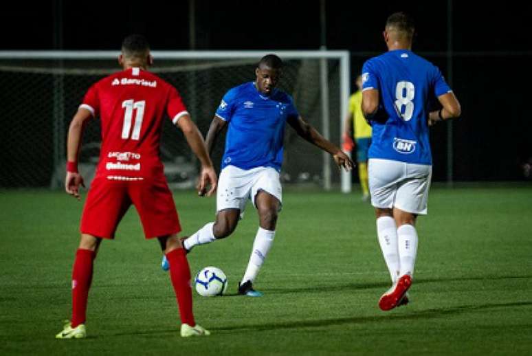 Em um duelo disputado, os meninos da Raposa e do Colorado saíram de campo com um ponto cada- (Divulgação/Cruzeiro)