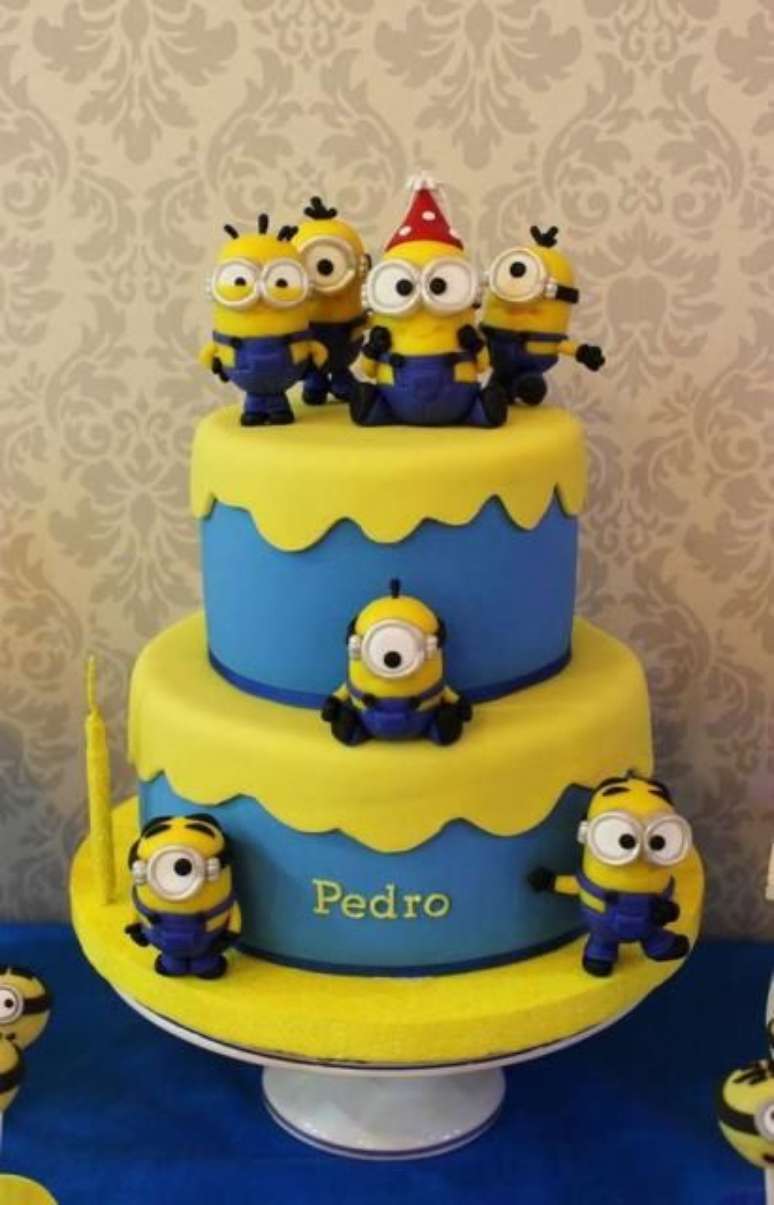 72. Um bom bolo para festa dos Minions deve ser divertido. Foto: Festas.site