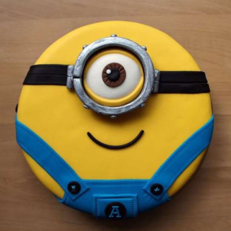 8. Este bolo é simples e a cara de uma festa dos Minions. Foto: Espaço Infantil