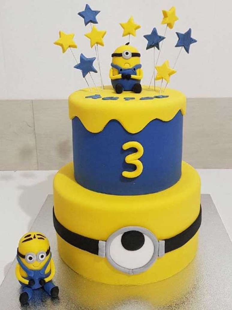 5. O bolo da festa dos Minions pode ser do formato dos personagens. Foto: Espaço Infantil