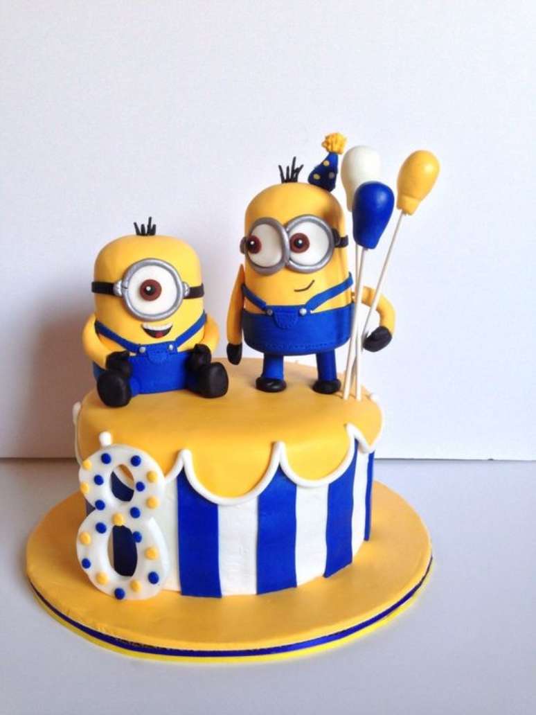 57. Este bolo usa muito bem a pasta americana e por isso é perfeito para uma boa festa dos Minions. Foto: Dave Melillo