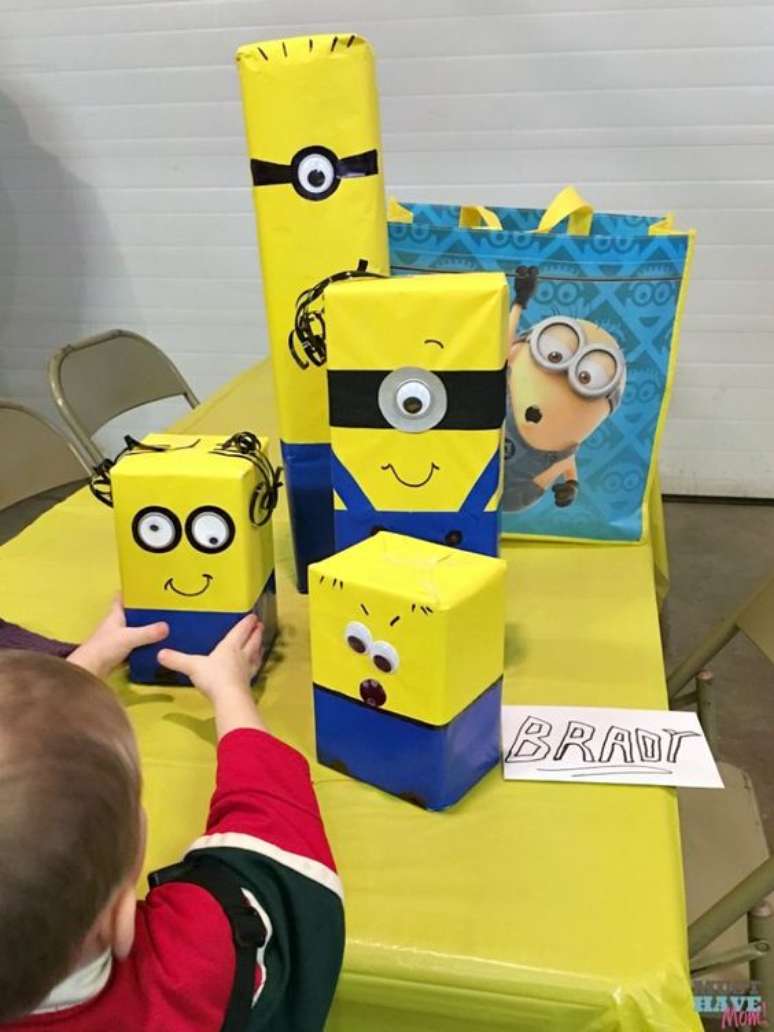 48. Você pode chamar o seu filho para ajudar na decoração da festa dos Minions. Foto: Must Have Mom