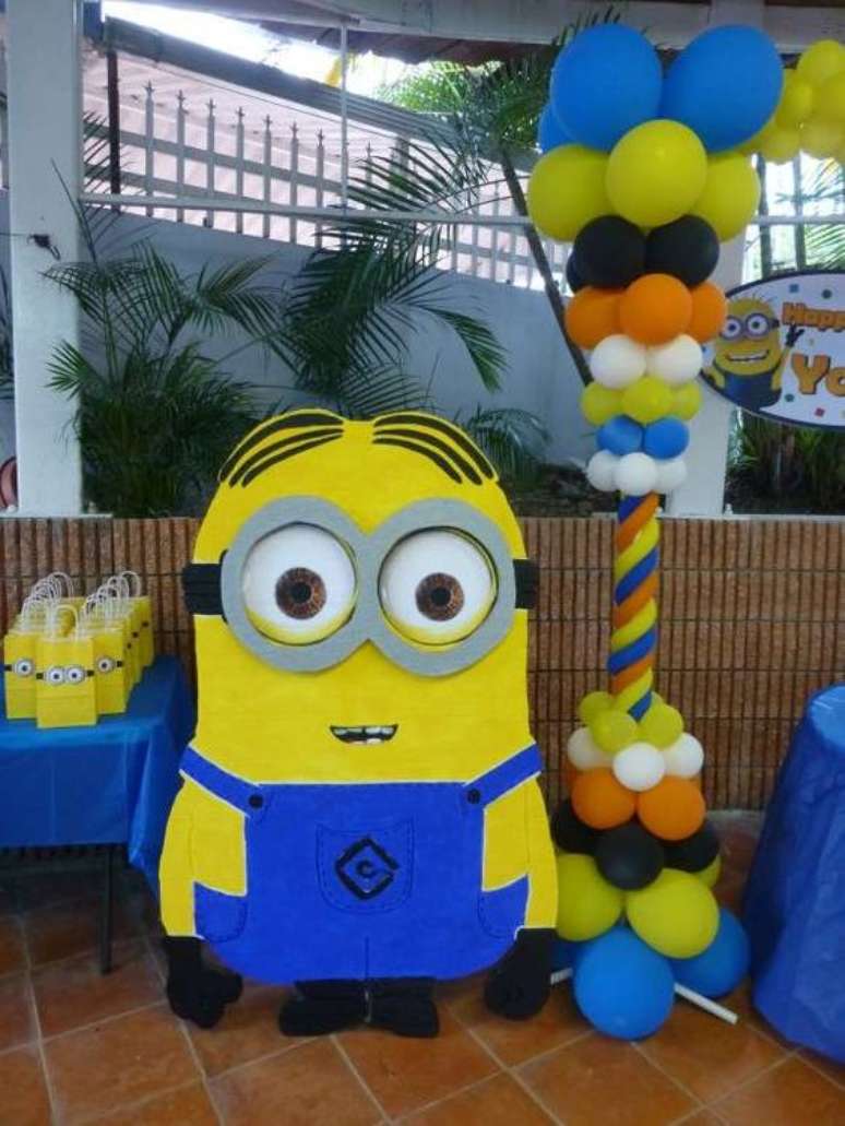 17. Sua festa dos Minions pode ter grandes elementos decorativos. Foto: Espaço Infantil