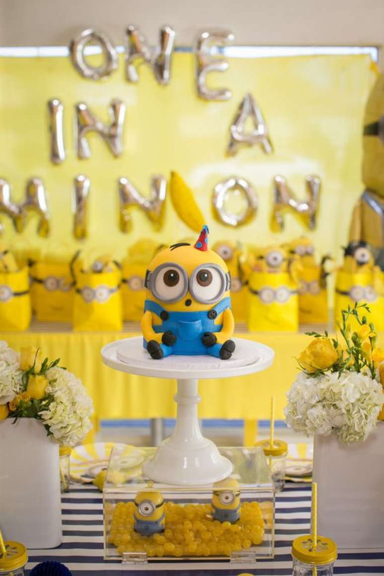 38. Aqui temos um bolo muito criativo para uma festa dos Minions. Foto: POPSUGAR