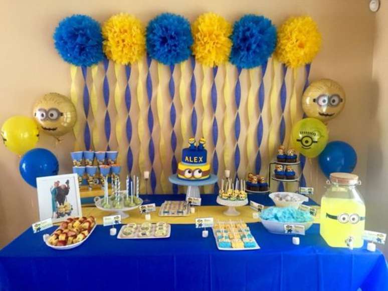 60. Uma boa mesa para festa dos Minions deve trabalhar com todos os elementos. Foto: Brit Morin