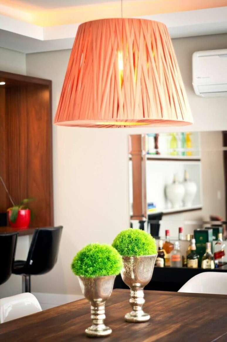 11. A fita &eacute; um material muito comum nos lustres simples. Projeto de Joana Deicke, Mariana Manoela e Bento Pereira